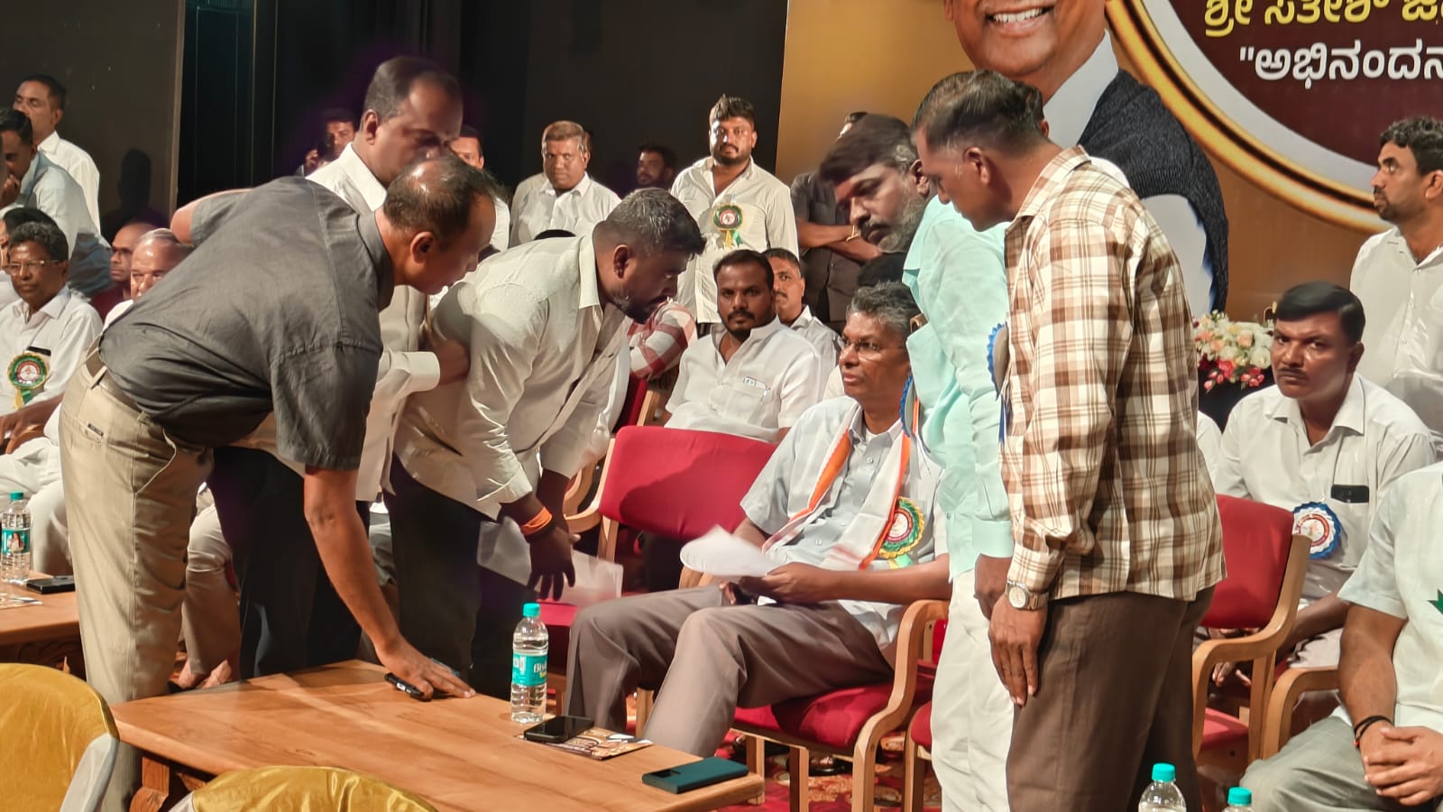 ರಮ್ಮನಹಳ್ಳಿ ಗ್ರಾಮಕ್ಕೆ ಮೂಲಸೌಕರ್ಯ ಕಲ್ಪಿಸಲು ಗ್ರಾಮಸ್ಥರ ಆಗ್ರಹಲೋಕೋಪಯೋಗಿ ಸಚಿವ ಸತೀಶ್ ಜಾರಕಿಹೊಳಿಗೆ ಮನವಿ ಸಲ್ಲಿಕೆ