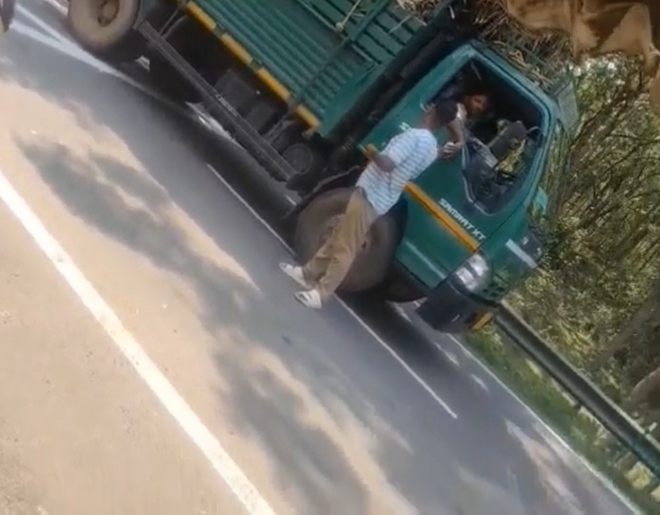 ಚೆಕ್ ಪೋಸ್ಟ್ ಗಳಲ್ಲಿ ಹಣ ನೀಡಿದರೆ ತಪಾಸಣೆಯೇ ಇಲ್ಲ?•ಸರಕು ಸಾಗಣೆ ವಾಹನಗಳಿಂದ ವಸೂಲಿಗೆ ಪೊಲೀಸ್ ಮತ್ತು ಅರಣ್ಯ ಇಲಾಖೆ ಸಿಬ್ಬಂದಿ?