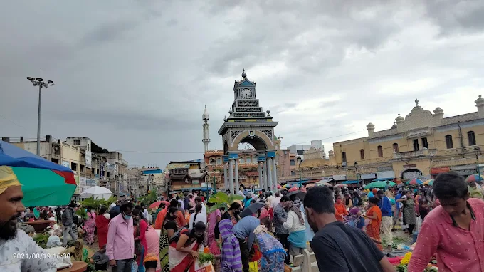 ತೂಕದಲ್ಲಿ ಕಡಿಮೆ, ಹಣದಲ್ಲಿ ಹೆಚ್ಚು: ಚಿಕ್ಕ ಗಡಿಯಾರದ ಹಣ್ಣಿನ ವ್ಯಾಪಾರಿಗಳ ವಿರುದ್ಧ ಗ್ರಾಹಕರ ಆರೋಪ ತಪಾಸಣೆ ನಡೆಸಿ ಕಠಿಣ ಕ್ರಮಕ್ಕೆ ಸಾರ್ವಜನಿಕರ ಒತ್ತಾಯ