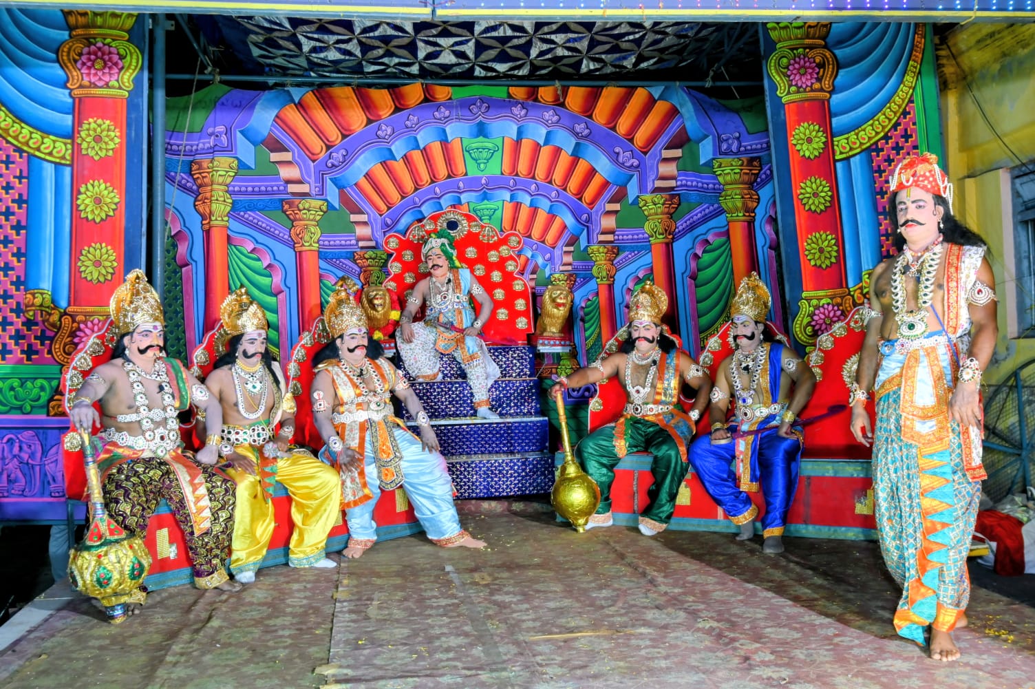 ನಾಟಕದ ವೇದಿಕೆಯಲ್ಲಿ ಯುವಕರ ಕಲರವ ಸಂಸ್ಕೃತಿ ಉಳಿಸುವ ಸುಣ್ಣದಕೇರಿ ಪಡೆ