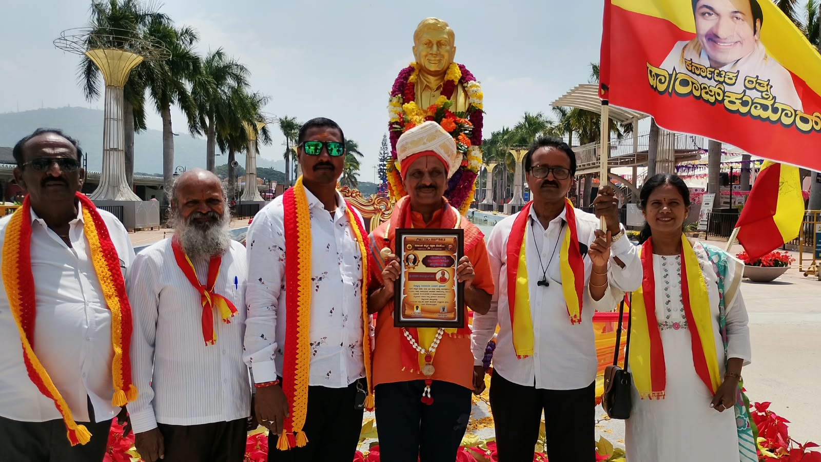 ಮೈಸೂರು ದಸರಾ ವಸ್ತುಪ್ರದರ್ಶನದ ಮುಂಭಾಗ ಡಾ. ರಾಜ್‌ಕುಮಾರ್ ಪುತ್ಥಳಿ ಪುನರ್‌ಸ್ಥಾಪನೆ; ಗಣ್ಯರಿಗೆ ಸದ್ಭಾವನಾ ಪ್ರಶಸ್ತಿ ಪ್ರದಾನ